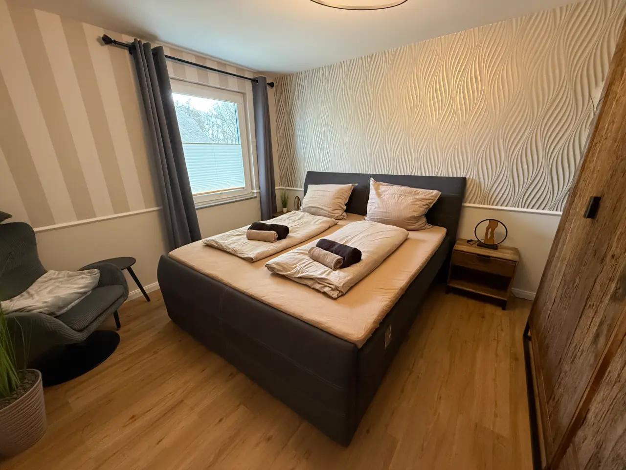 Gepflegter Wohnbereich einer Ferienwohnung nach professioneller Endreinigung in Rostock