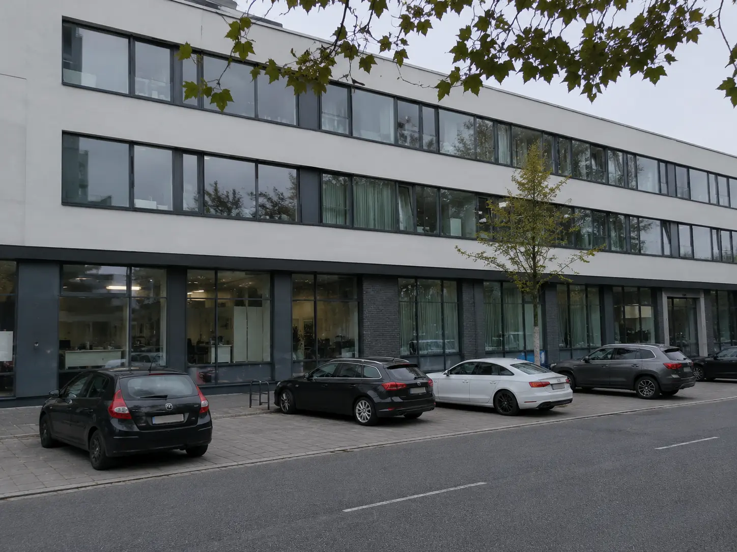 Gepflegter Außenbereich eines Bürogebäudes mit Grünanlagen in Rostock