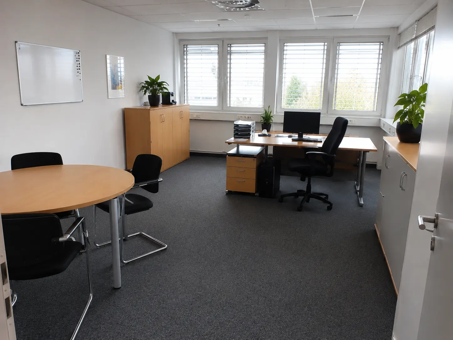Sauber gereinigtes Einzelbüro mit Schreibtisch und Teppichboden nach Unterhaltsreinigung in Rostock