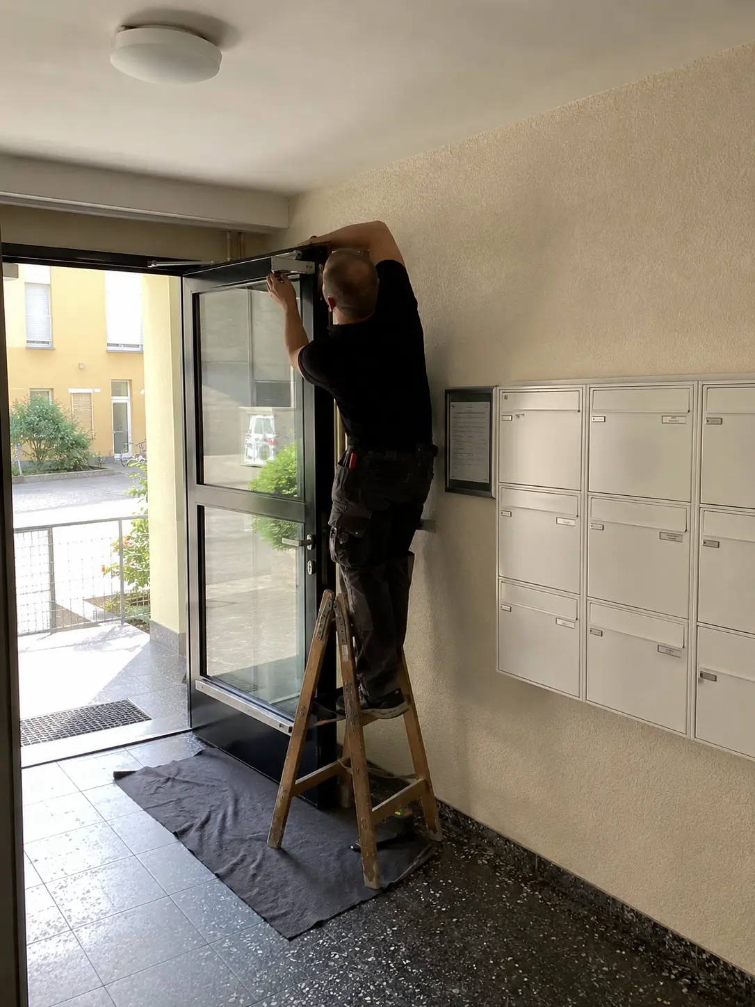 Hausmeisterservice bei der Pflege von Außenanlagen an einem Gewerbegebäude in Rostock