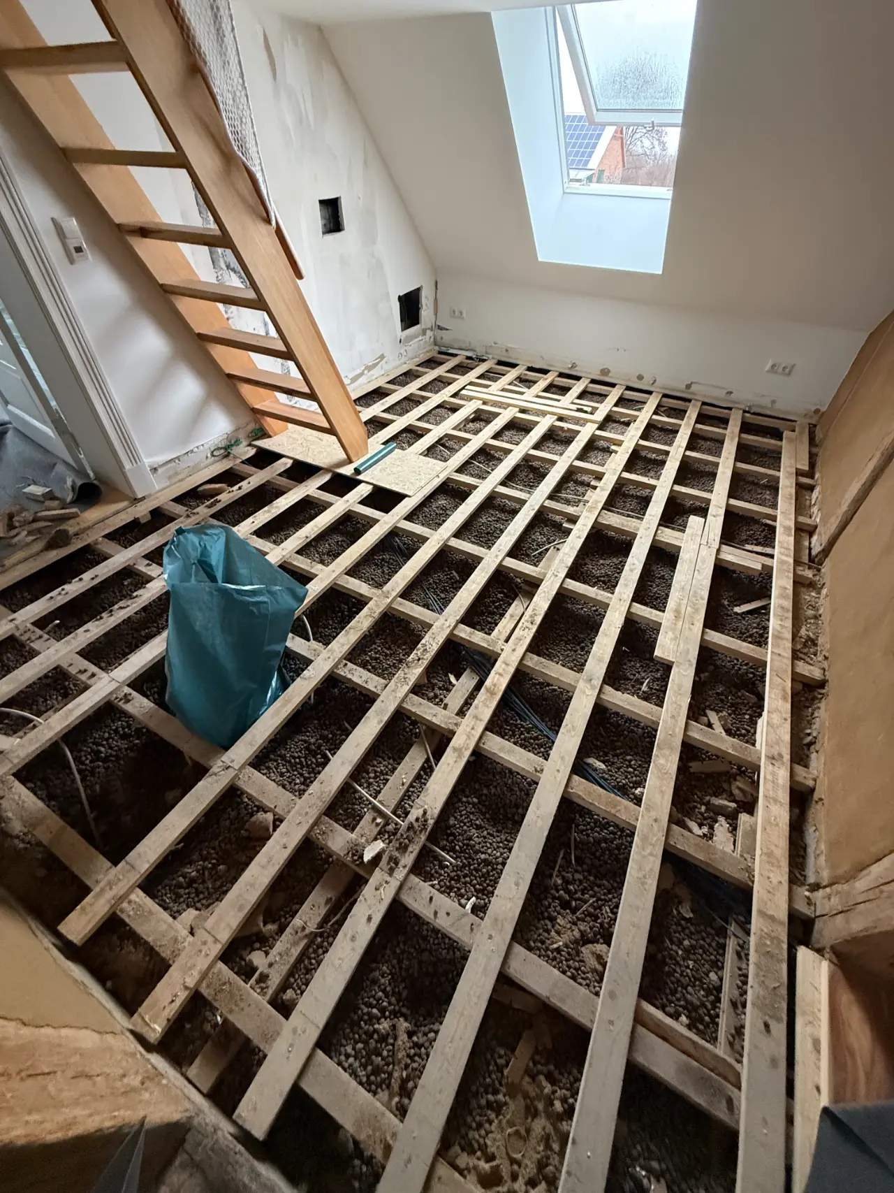 Abriss eines Fußbodens nach Wasserschaden durch das R&H Facility Team in Rostock