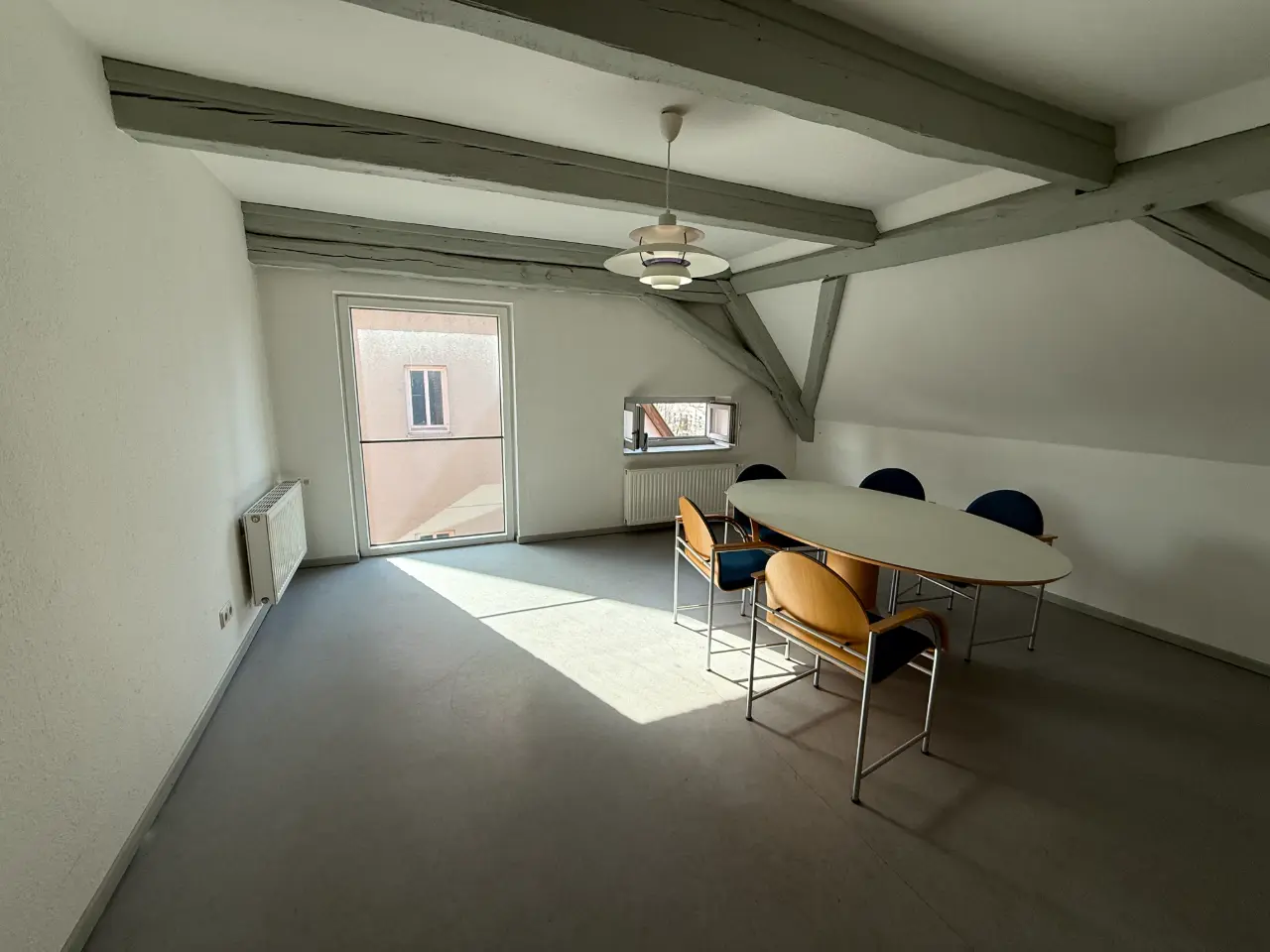 Ordentlich eingerichtetes Zimmer einer betreuten Ferienwohnung bereit für neue Gäste
