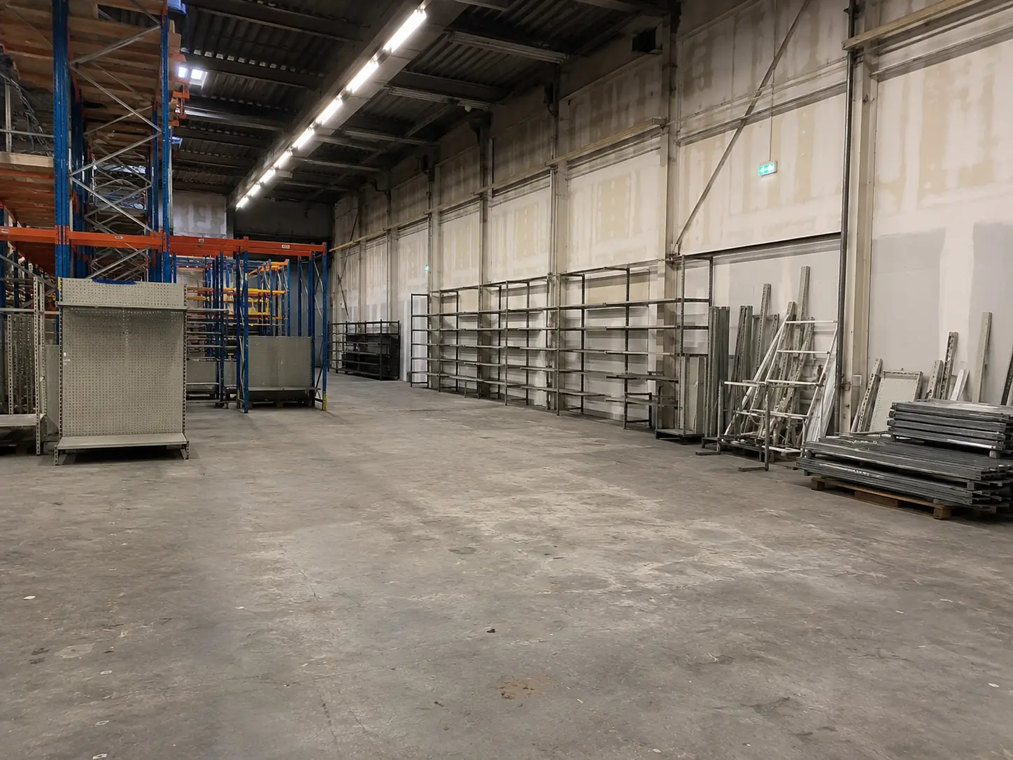 Vollständig leergeräumte und besenreine Lagerhalle nach der Entrümpelung in Rostock