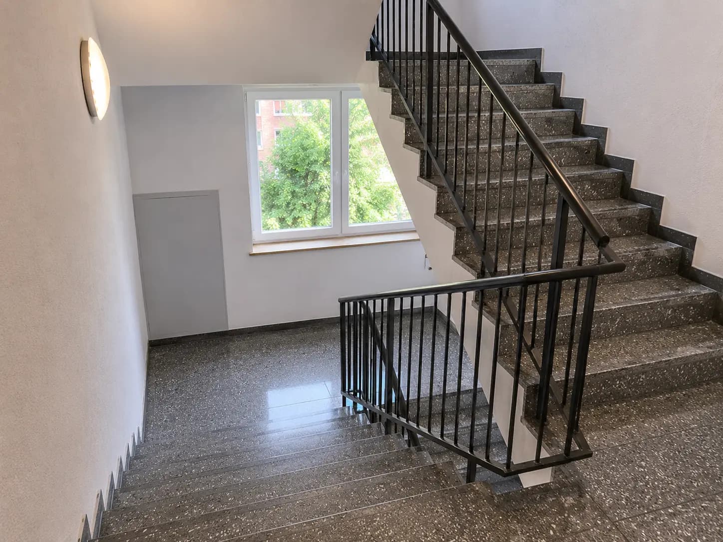 Gepflegtes Altbau-Treppenhaus mit Terrazzoboden durch professionellen Hausmeisterservice in Rostock