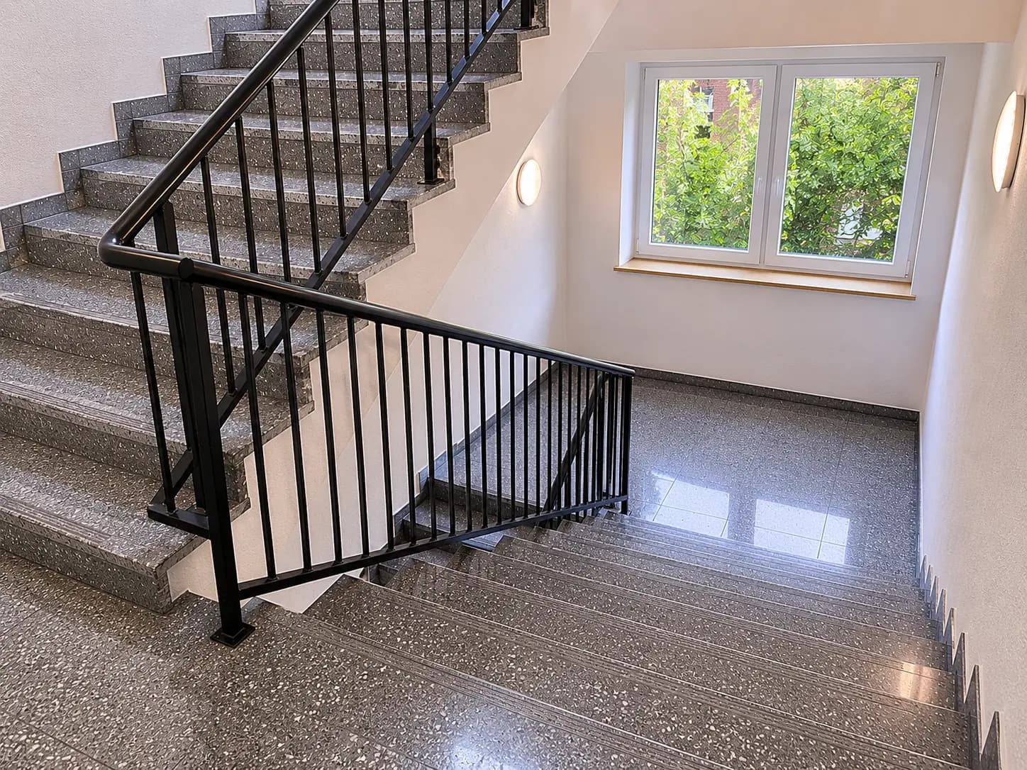 Gepflegtes Altbau-Treppenhaus als Zeichen für transparente Hausmeisterbetreuung in Rostock