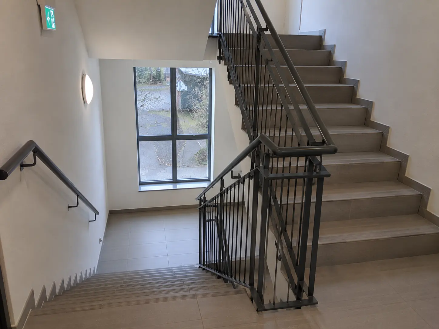 Gepflegtes Treppenhaus eines Bürogebäudes durch regelmäßigen Hausmeisterservice in Rostock