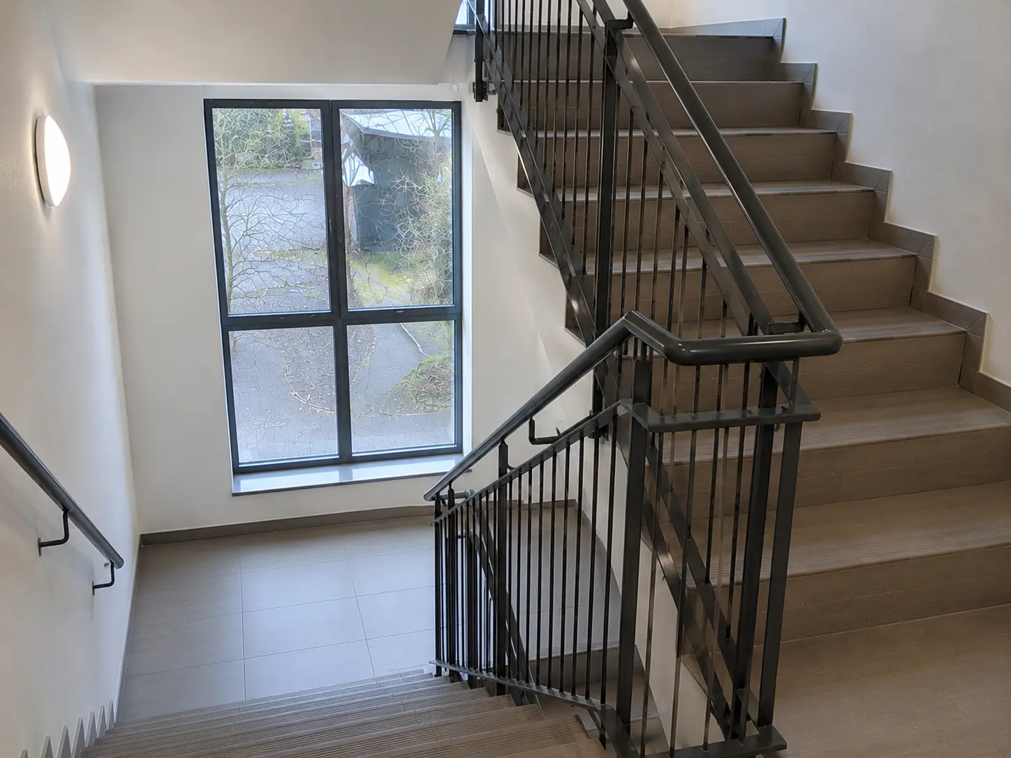 Sauber gepflegtes Treppenhaus eines modernen Wohngebäudes durch Hausmeisterservice Rostock