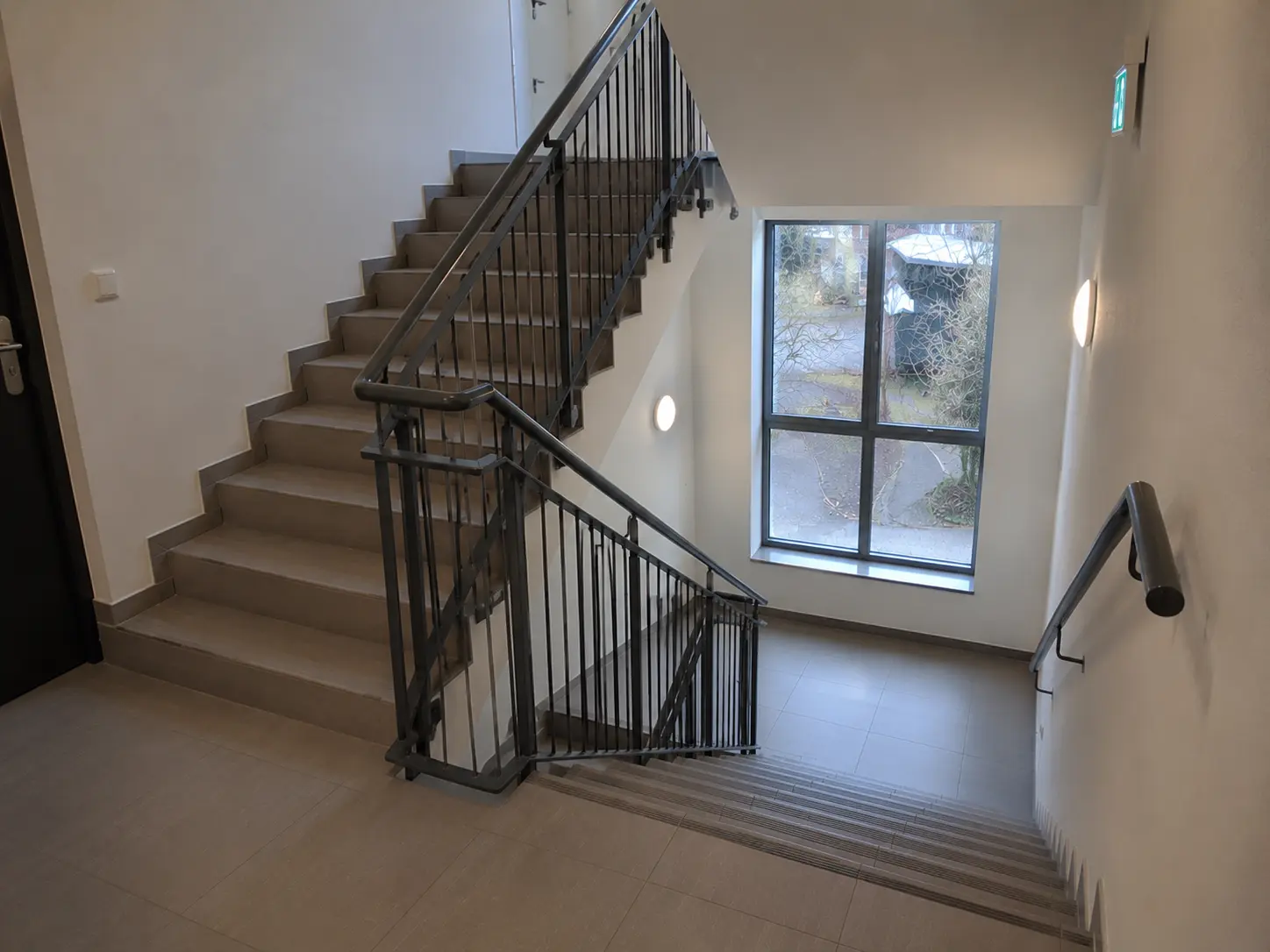 Gepflegtes Treppenhaus eines Wohngebäudes als Ergebnis von professionellem Hausmeisterservice in Rostock