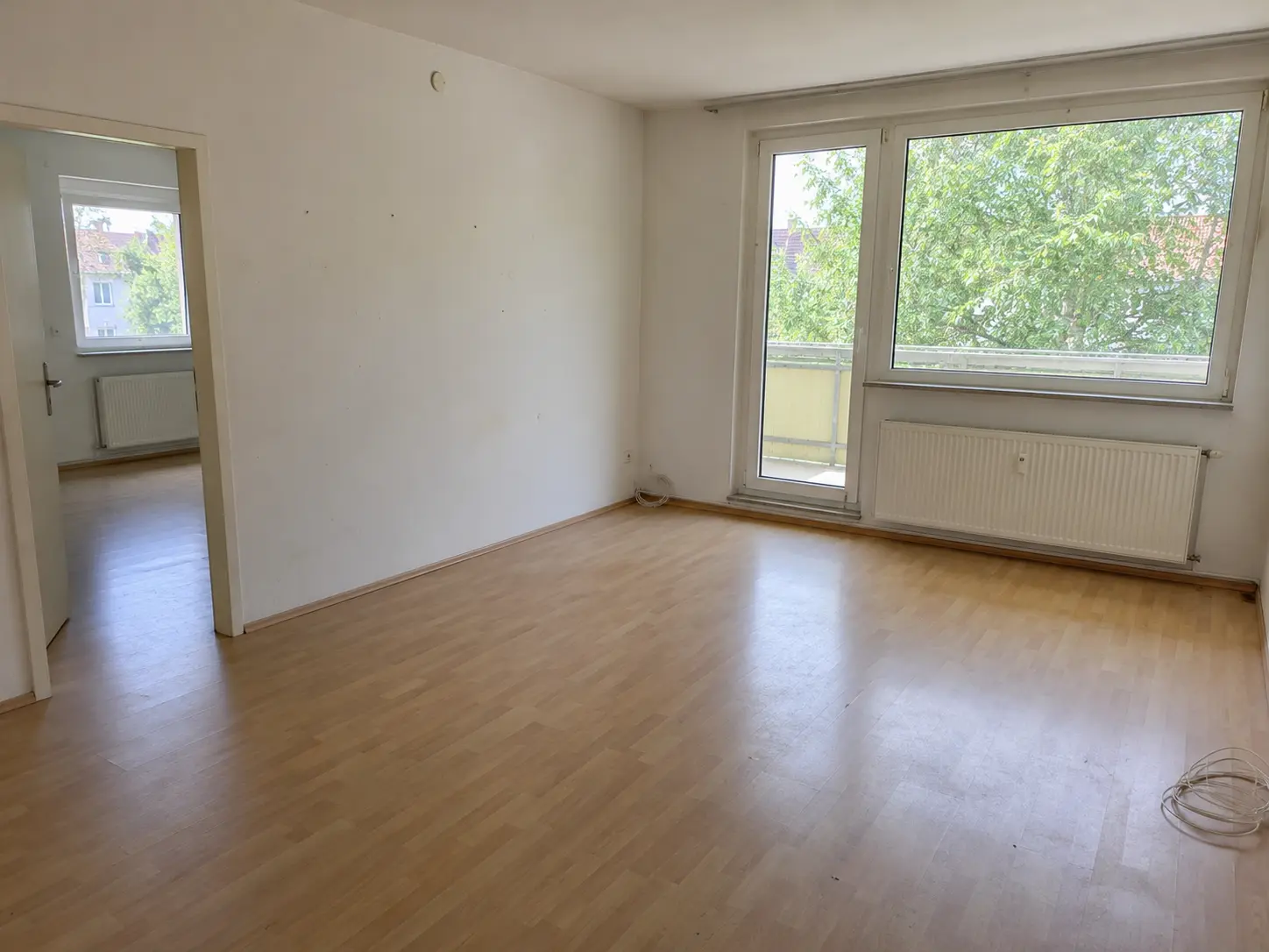 Grundgereinigter Hartboden in einem leeren Raum nach der Spezialreinigung in Rostock