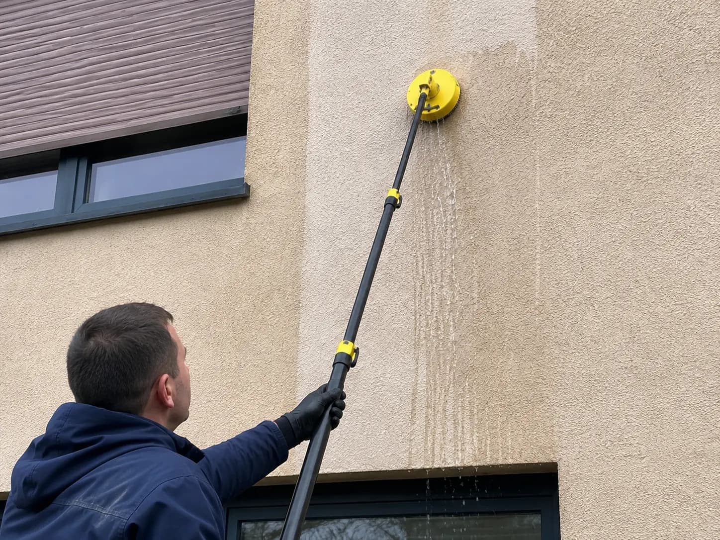 Vorher-Nachher-Vergleich einer professionellen Fassadenreinigung durch R&H Facility in Rostock