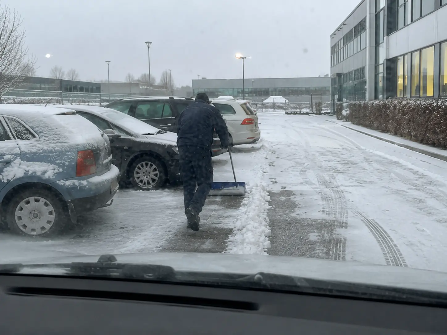 Geräumter und gestreuter Firmenparkplatz im Winterdienst in Rostock